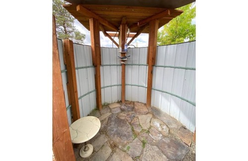 Hot Springs RV Rental | Roomy Red Camp with Access to Outdoor Kitchen
