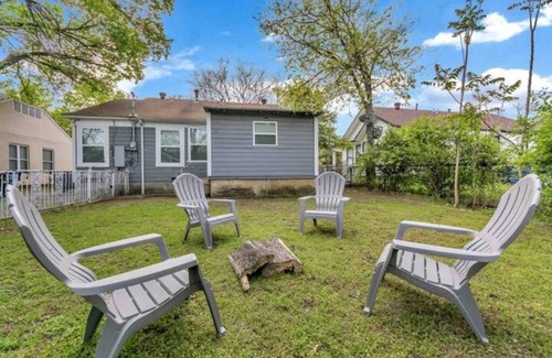 Oak Cliff House | Roomy Renovated Cottage