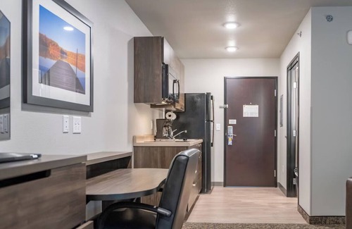 Mitchell Hotel | Roomy Stay with Full Kitchen Near Scenic Lake Trails and Hiking Adventures