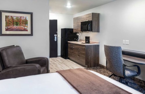 Mitchell Hotel | Roomy Stay with Full Kitchen Near Scenic Lake Trails and Hiking Adventures