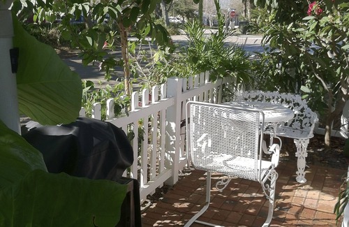 Stuart Cottage | Roonie's Periwinkle Cottage - waterfront- 2 bikes - downtown Stuart