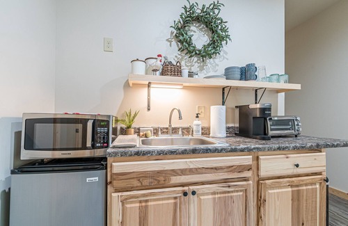 Dahlonega House | Roost Retreat-1BR/1BA near Amicalola Falls, Kitchenette, Mtn view, Fire Pit