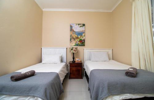 Port Elizabeth Apartment | Roots Self Catering Unit 1