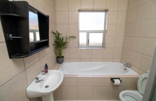 Port Elizabeth Apartment | Roots Self Catering Unit 1