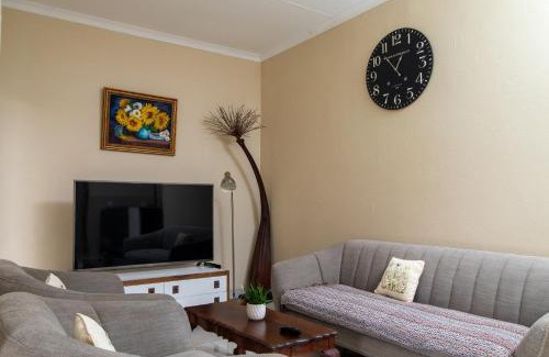 Port Elizabeth Apartment | Roots Self Catering Unit 1