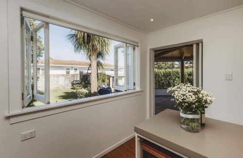 Fitzroy House | Rophia Retreat: Family Bungalow in New Plymouth
