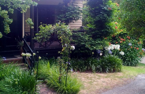 Dixons Creek Cottage | ROSE AT LEAFIELD COTTAGES