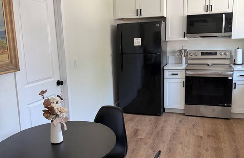 North Central House | Rose Bowl Bungalow. Cozy 2BR Retreat w/Patio, BBQ & Near Rose Bowl