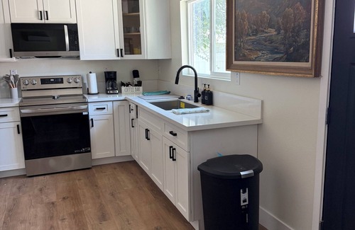 North Central House | Rose Bowl Bungalow. Cozy 2BR Retreat w/Patio, BBQ & Near Rose Bowl