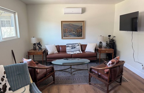 North Central House | Rose Bowl Bungalow. Cozy 2BR Retreat w/Patio, BBQ & Near Rose Bowl