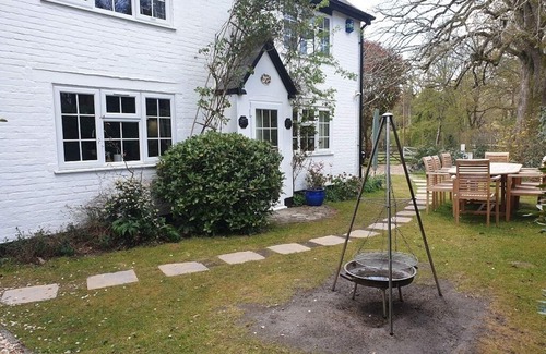 New Forest District Cottage | Rose Cottage, Burley, New Forest National Park - dog friendly,EV point,sleeps 10