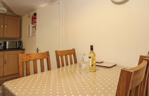 Strathpeffer Cottage | ROSE COTTAGE, family friendly, with a garden in Strathpeffer