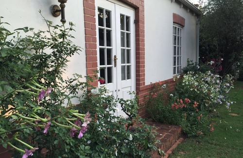 Parkview Cottage | Rose Cottage in a gorgeous garden