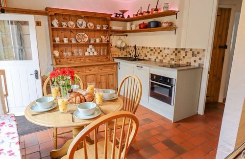 Dawlish Cottage | Rose Cottage in Holcombe