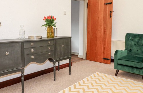 Forsbrook Cottage | ROSE COTTAGE, pet friendly, with hot tub in Forsbrook