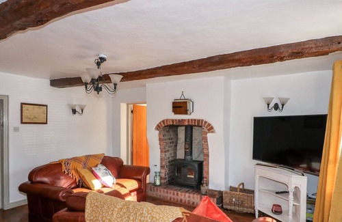 Forsbrook Cottage | ROSE COTTAGE, pet friendly, with hot tub in Forsbrook