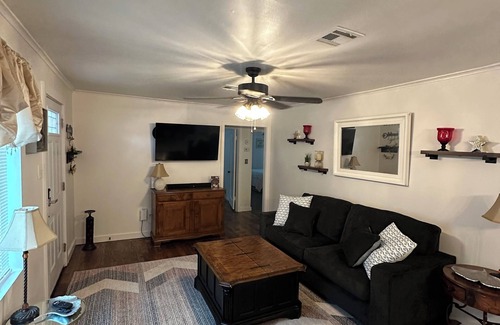 Broken Arrow House | Rose District Charming 3-bedroom house in Broken Arrow with fast wifi