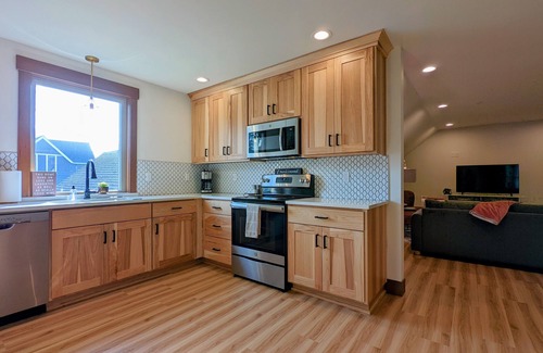 Newberg Apartment | Rose Room - Sophisticated, Playful, Designer Suite, Downtown, Dog-Friendly