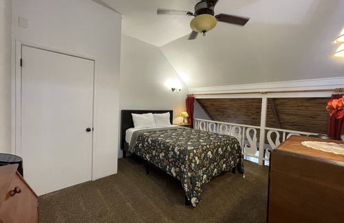 Ahwahnee Cabin | Rose Suite - Sierra Mountain Lodge