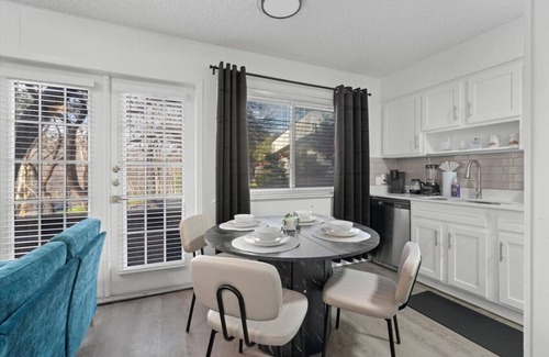 West Campus Apartment | Rose Suite - Sleeps 6!| Great for ACL, F1, and UT!