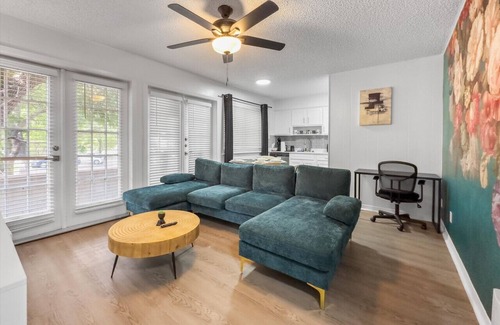 West Campus Apartment | Rose Suite - Sleeps 6!| Great for ACL, F1, and UT!