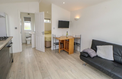 Hutton Rudby Cottage | ROSEBERRY POD, pet friendly, with hot tub in Hutton Rudby