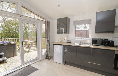 Hutton Rudby Cottage | ROSEBERRY POD, pet friendly, with hot tub in Hutton Rudby