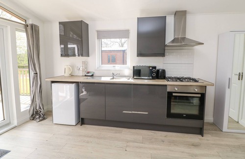 Hutton Rudby Cottage | ROSEBERRY POD, pet friendly, with hot tub in Hutton Rudby