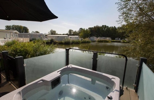 South Cerney House | Rosedale deluxe lake view caravan