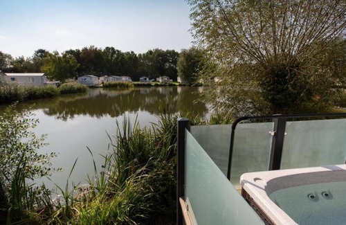 South Cerney House | Rosedale deluxe lake view caravan