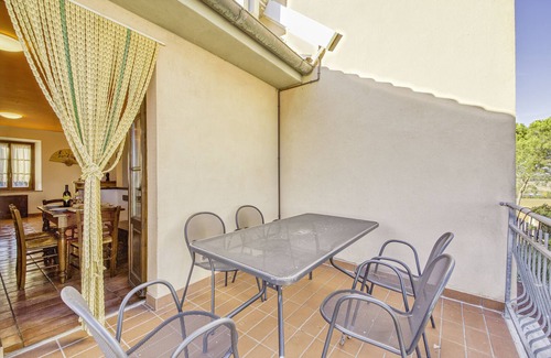 Castiglione del Lago Apartment | Rosemary apt with shared pool family fun, Castiglione del Lago, Italy