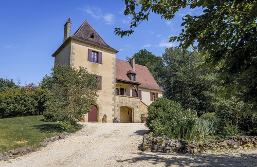Les Eyzies Villa | Rosepeche, a villa with castle allure