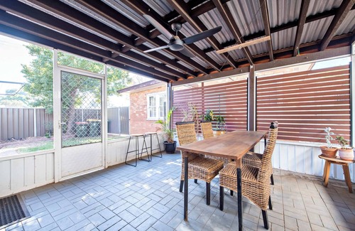 Dubbo House | Rosewood Cottage - Stroll to Central, Cosy Escape