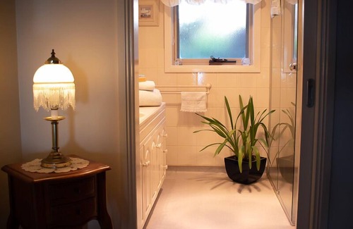Yarragon Bed & Breakfast | Rosewood Park Guest Suite -The perfect country getaway for couples or friends.