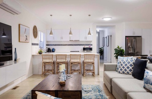 Rosebud House | Rosey's Cottage | 600m to Beach & Mountain Views