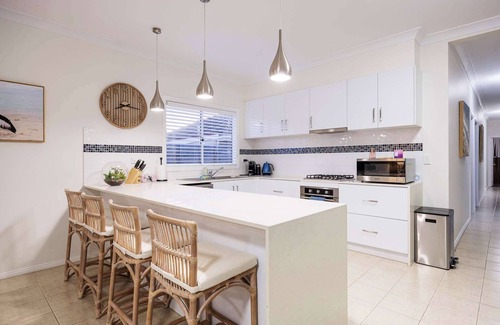 Rosebud House | Rosey's Cottage | 600m to Beach & Mountain Views