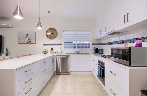 Rosebud House | Rosey's Cottage | 600m to Beach & Mountain Views