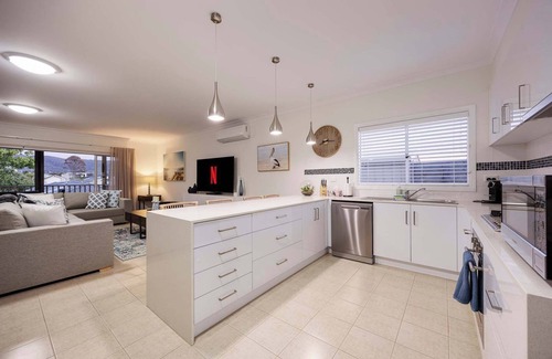 Rosebud House | Rosey's Cottage | 600m to Beach & Mountain Views