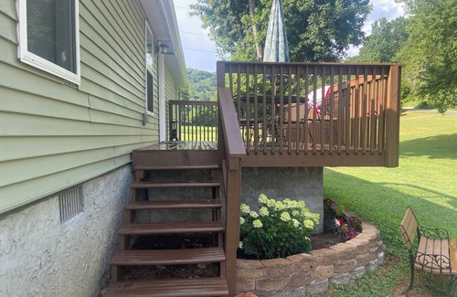 Big Creek Cottage | Rosey's Retreat Charming 2-bedroom Country Cottage in LaFollette, Tennessee WiFi