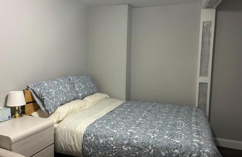 Roslyn Apartment | Roslyn Room 2 Private Entrance and Bathroom