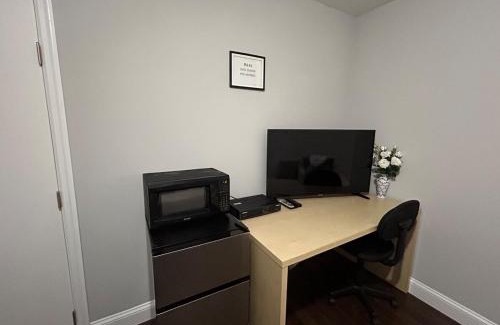 Roslyn Apartment | Roslyn Room 2 Private Entrance and Bathroom