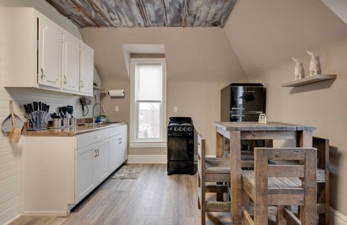 Clarksville Condo | Ross & Ashley's Retreat (117 Marion St, #4)