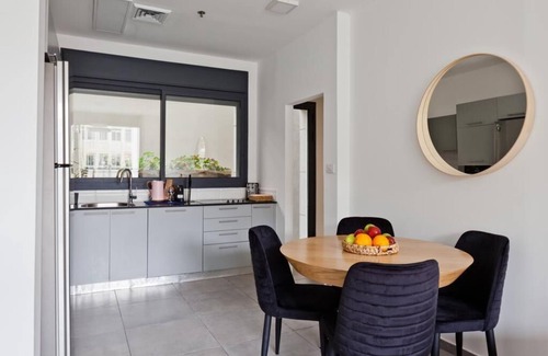 Tel Aviv House | Rotchild area - 3 bedrooms garden apt