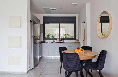 Tel Aviv House | Rotchild area - 3 bedrooms garden apt