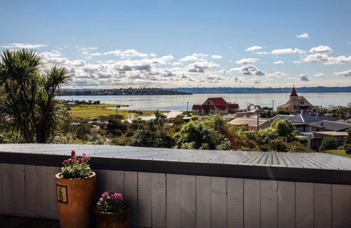 Ohinemutu Apartment | ROTORUA CENTRAL A+ LOCATION. 5 MIN WALK TO WATERFRONT. 2BDM/2 BATH LAKE VIEW.