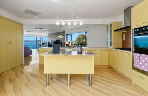 Kawaha Point House | Rotorua Luxury lakeside Resort
