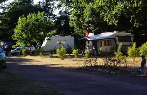 Guemene-Penfao Cabin | ROULOTTE ARIZONA 1bed, (no sanitary facilities, 1 water point) sleeps 4