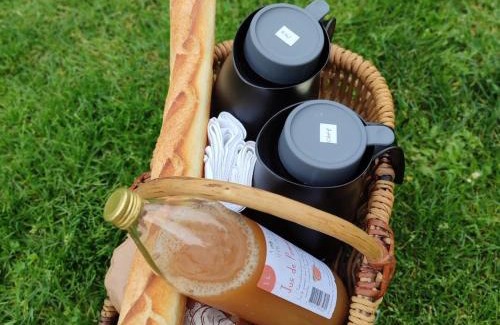 Chantenay-Villedieu House | Roulotte bucolique en bois avec terrasse, Vallée de la Sarthe - FR-1-410-188