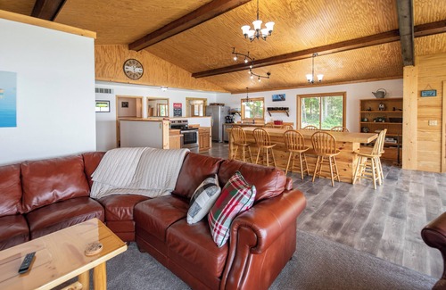 McMillan Cottage | Round Lake Retreat: UP Lakefront Vacation Home