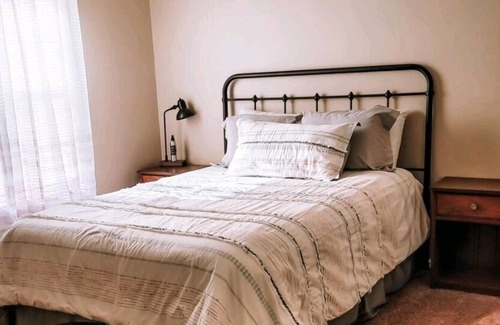 Yukon House | Route 66 R&R – 3 bedroom home right off Historic Route 66